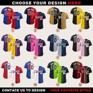 Puede incluir: Una selección de camisetas de béisbol en varias combinaciones de colores, incluyendo rojo, azul, negro, amarillo y verde. Cada camiseta presenta un nombre de equipo, un número y la opción de personalizar con tu nombre. El texto "CHOOSE YOUR DESIGN HERE" está en la parte superior.