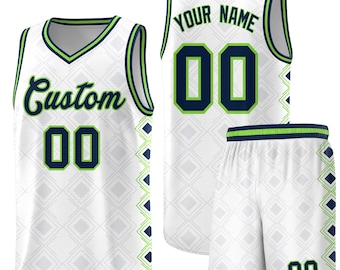 Puede incluir: Un conjunto de camiseta y pantalón corto de baloncesto blancos con un patrón de diamantes. La camiseta tiene la palabra "Custom" y el número "00" en azul marino con un contorno verde. La parte trasera de la camiseta dice "YOUR NAME" y tiene el número "00".