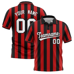 Puede incluir: Polo a rayas rojas y negras con el texto "Teamname" y el número "00" en la parte delantera. La parte trasera de la camiseta tiene el texto "YOUR NAME" y el número "00".
