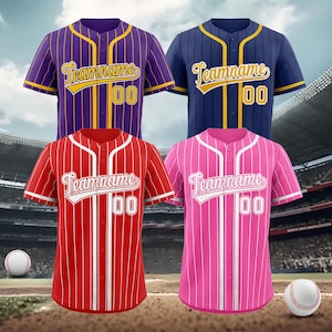 Könnte beinhalten: Vier Baseball-Trikots in Lila, Marineblau, Rot und Pink, jeweils mit vertikalen Streifen und dem Text "Teamname" und der Nummer "00". Zwei Basebälle sind im Vordergrund zu sehen, mit einem Stadion im Hintergrund.