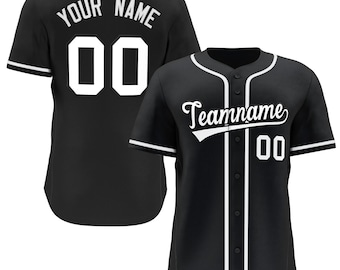 Puede incluir: Jersey de béisbol negro con ribetes blancos y un número blanco "00" en la parte delantera y trasera. La parte posterior del jersey tiene el texto "YOUR NAME" sobre el número. La parte delantera del jersey tiene el texto "Teamname" en una fuente blanca cursiva sobre el número.