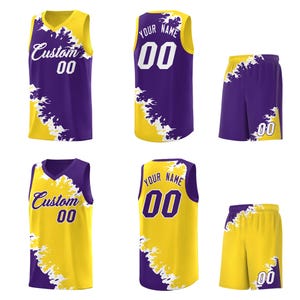 Puede incluir: Un conjunto de camisetas y pantalones cortos de baloncesto personalizados en amarillo y morado. Las camisetas tienen un diseño de cuello en V con la palabra "Custom" y el número "00" en la parte delantera. Los pantalones cortos también tienen el número "00". La parte trasera de las camisetas tiene el texto "YOUR NAME" y el número "00".