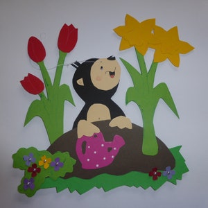 Fensterbild, Tonkarton, Maulwurf mit Tulpen und Narzissen