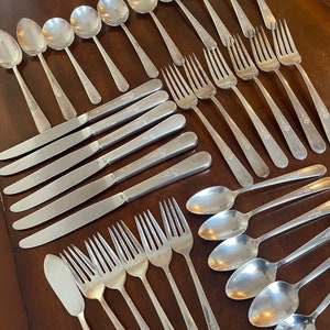 Holmes and Edwards Intarsien Jugend Silberplatte Besteck-Set mit 36 Teilen von International Silver 1940 Vintage Silberbesteck mit Monogrammen