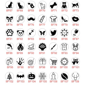 Puede incluir: Una hoja de 108 sellos de cera negra y blanca con varios dise&ntilde;os, incluyendo animales, objetos y s&iacute;mbolos. Cada sello est&aacute; etiquetado con un c&oacute;digo &uacute;nico, como BF67, BF68, BF69, etc.