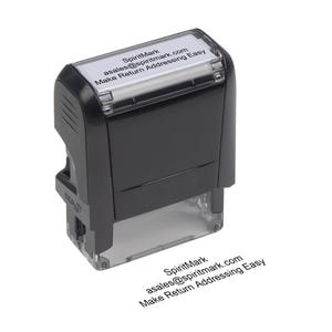 Op de afbeelding: Een zwarte zelfinktende stempel met een doorzichtige basis. Het bovenste label toont de tekst SpiritMark, asales@spiritmark.com en Make Return Addressing Easy. Dezelfde tekst is in zwarte inkt afgedrukt op het oppervlak onder de stempel.