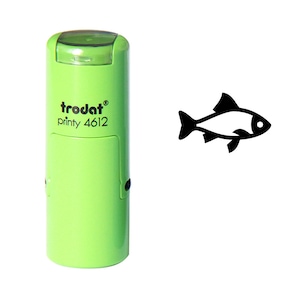 Puede incluir: Sellos de tinta automática verde con el texto "trodat printy 4612" y una silueta negra de un pez.
