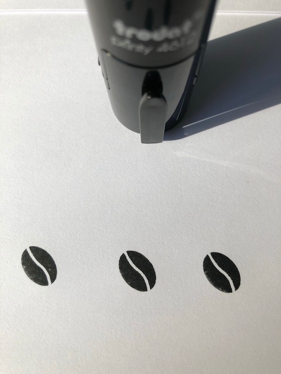 Timbro A Chicco Di Caffè Autoinchiostrante - Per Carte Fedeltà, 11 Mm, Inchiostro Nero, Con Portachiavi/Catena