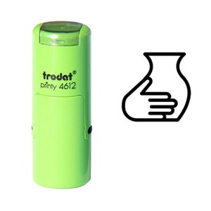 Puede incluir: Un sello autoentintable verde claro con el texto "trodat printy 4612". El sello tiene un gráfico en blanco y negro de una mano sosteniendo un jarrón. El sello está diseñado para uso repetido.