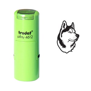 Könnte beinhalten: Ein hellgrüner Trodat printy 4612 Stempel mit einer schwarz-weißen Illustration eines Husky-Hundes. Der Stempel ist zylindrisch mit einer transparenten Oberseite. Die Husky-Illustration ist ein Seitenprofil des Hundekopfes.