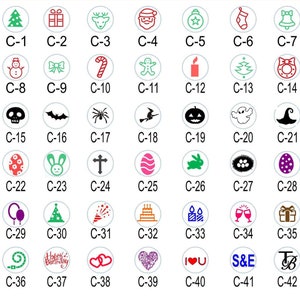 Puede incluir: Un conjunto de 42 sellos redondos de cera con varios dise&ntilde;os, incluyendo temas de vacaciones, Halloween y cumplea&ntilde;os. Los sellos est&aacute;n dispuestos en una cuadr&iacute;cula y etiquetados con n&uacute;meros y letras.