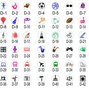 Puede incluir: Un conjunto de 42 sellos de goma redondos con varios iconos y s&iacute;mbolos. Los sellos est&aacute;n dispuestos en una cuadr&iacute;cula de 7 columnas y 6 filas. Cada sello tiene un fondo blanco y un icono o s&iacute;mbolo de color en el centro. Los iconos y s&iacute;mbolos incluyen una bailarina, una postura de yoga, un levantador de pesas, un bal&oacute;n de f&uacute;tbol, un bal&oacute;n de baloncesto, una mancuerna, un velero, un globo aerost&aacute;tico, una guitarra, una m&aacute;scara de carnaval, una raqueta de tenis, una bandera de golf, un bal&oacute;n de f&uacute;tbol americano, un pin de bolos, una nota musical, un pincel y una paleta, un microscopio, un vaso de precipitados, un globo terr&aacute;queo, una gr&uacute;a de origami, un bol&iacute;grafo, una calculadora, un micr&oacute;fono, un libro, un saxof&oacute;n, una pipa, un mando de videojuegos, una hoja, un port&aacute;til, un autob&uacute;s, un taxi, un avi&oacute;n, un tren, una bicicleta, patines, una m&aacute;quina de coser, unas tijeras, una c&aacute;mara, un rodillo de pintura, una escoba, una balanza y una lavadora.