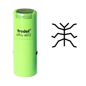 Op de afbeelding: Groene zelf-inktende stempel met de tekst "trodat printy 4612" en een zwarte lijntekening van een tak met meerdere takken.