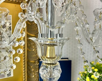 Paire de grands candélabres girandoles anciens en bronze doré avec prismes en cristal du 19ème