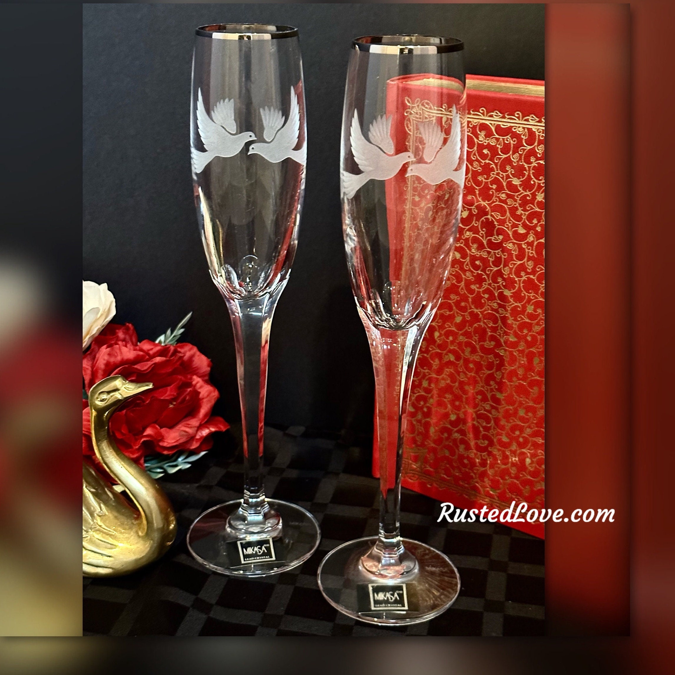 Mikasa Crystal Champagne Flutes / Mikasa Toasting Glasses / Etched Love  Birds / Toasting Wedding Champagne Flutes / Etched Doves / Pair 