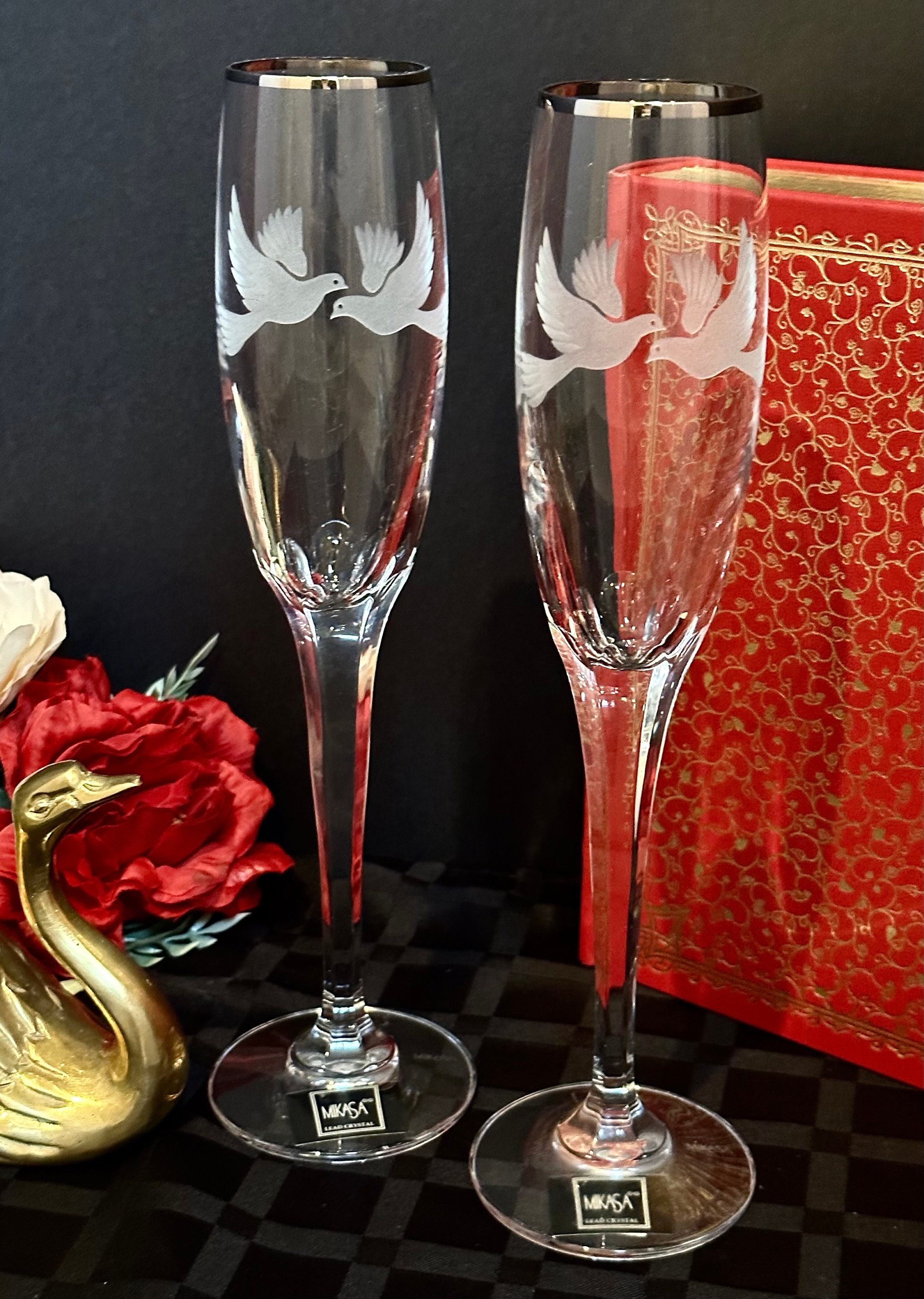 Mikasa Crystal Champagne Flutes / Mikasa Toasting Glasses / Etched Love  Birds / Toasting Wedding Champagne Flutes / Etched Doves / Pair 