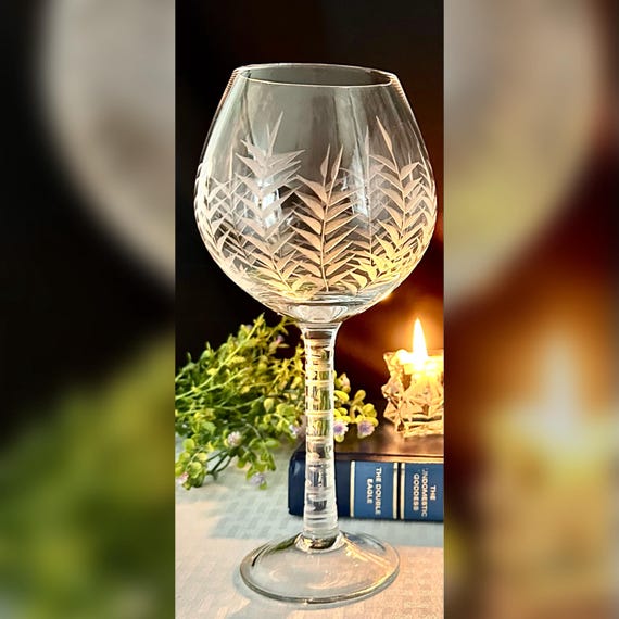 Tommy Bahama Palm Tree Wine Glass / Palm Tree Etched Tommy Bohama Glass / Tommy Bohama Palm Tree Leaves Etched Wine Glass - 1