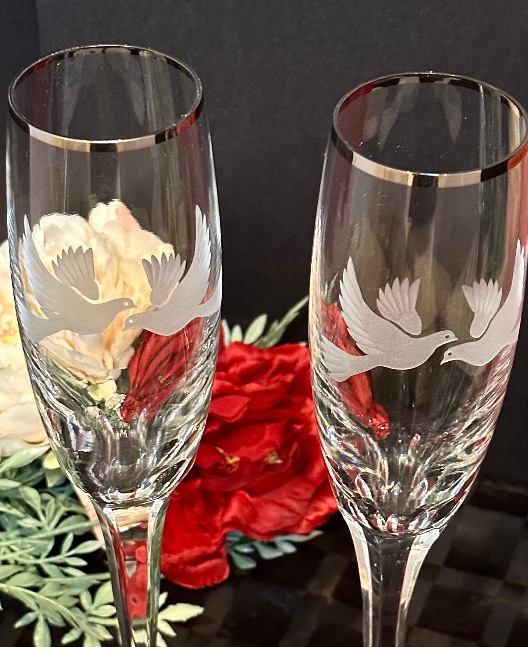 Mikasa Crystal Champagne Flutes / Mikasa Toasting Glasses / Etched Love  Birds / Toasting Wedding Champagne Flutes / Etched Doves / Pair 