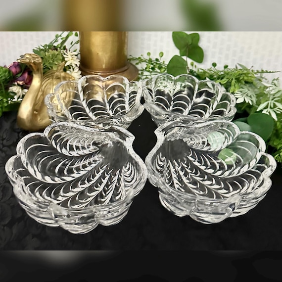 Vintage Glass Shell Nut Bowls / Trinket Scalloped Shell Dessert Bowls / Glass Shell Candy Bowls / Glass Nut Bowls / Set of Glass Shell Bowls