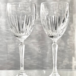 Pode incluir: Duas ta&ccedil;as de vinho de vidro transparente com um design de cristal cortado. As ta&ccedil;as t&ecirc;m um caule alto e uma tigela redonda.