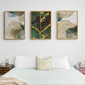 Puede incluir: Tres impresiones de arte abstracto enmarcadas con acentos dorados y verdes. Las impresiones presentan un patr&oacute;n de hojas, un patr&oacute;n de remolino y una combinaci&oacute;n de ambos.
