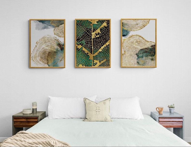 Puede incluir: Tres impresiones de arte abstracto enmarcadas con acentos dorados y verdes. Las impresiones presentan un patr&oacute;n de hojas, un patr&oacute;n de remolino y una combinaci&oacute;n de ambos.
