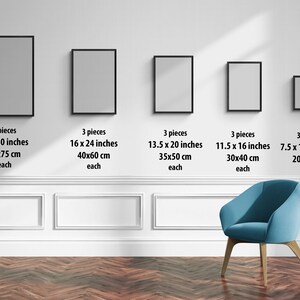 Puede incluir: Cinco impresiones sobre lienzo enmarcadas de diferentes tama&ntilde;os, que van desde 7,5 x 11,5 pulgadas hasta 20 x 30 pulgadas, se muestran en una pared blanca con z&oacute;calo blanco. Los marcos son negros y los lienzos son blancos. Un sill&oacute;n azul se encuentra frente a la pared.