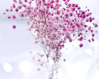 Pode incluir: Um buquê de delicadas flores de gipsofila rosa e branca em um vaso de vidro transparente. As flores são dispostas em um estilo solto e natural, e o vaso é simples e elegante.