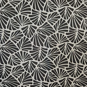 Può includere: Primo piano di un tessuto con un motivo ripetuto a forma di ventaglio. Il design presenta forme nere su sfondo bianco. Il motivo è simmetrico e copre l'intera superficie.