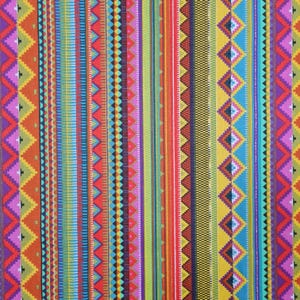 Può includere: Tessuto colorato con un motivo ripetitivo di strisce e disegni geometrici in tonalità di rosso, blu, verde, giallo e viola.