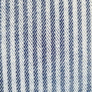 Pode incluir: Close-up de um tecido branco e azul com padrão espinha de peixe.