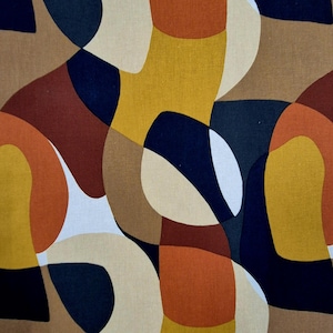 Könnte beinhalten: Ein Stoff mit einem abstrakten Muster aus ineinandergreifenden organischen Formen in einer Palette aus Senfgelb, gebranntem Orange, tiefem Marineblau, Hellbraun und Off-White. Das Design besteht aus glatten, geschwungenen Linien.