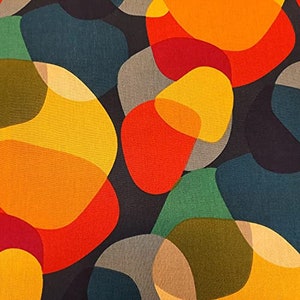 Peut inclure: Tissu à motif abstrait avec des formes superposées dans des tons d'orange, jaune, rouge, vert, gris et bleu sur un fond noir.