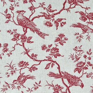 Peut inclure: Tissu à imprimé floral et oiseau rouge sur fond blanc. Le tissu présente un motif répétitif d'oiseaux et de fleurs stylisés.