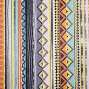 Può includere: Primo piano di un tessuto colorato con un motivo verticale ripetuto. Il design presenta strisce di varie larghezze e colori, tra cui arancione, giallo, verde acqua, grigio e nero, con motivi geometrici e di ispirazione tribale.