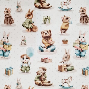 Puede incluir: Una tela blanca con un patrón repetido de varios animales sosteniendo regalos. Los animales incluyen un oso, un conejo, una ardilla, un ratón y una nutria. Los regalos están envueltos en papel de colores y atados con cintas. El fondo es verde claro con lunares blancos.