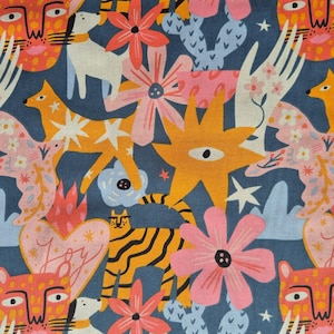Op de afbeelding: Een grillig stoffen patroon met gestileerde illustraties van dieren, bloemen en hemelse elementen in tinten oranje, roze en wit tegen een donkerblauwe achtergrond. Het ontwerp bevat een tijger, een hond en stervormige vormen.