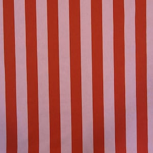 Puede incluir: Primer plano de una tela con rayas verticales. Rayas alternas de rojo brillante y blanco crean un patrón audaz. La tela parece ser de peso medio, adecuada para varios proyectos de costura.
