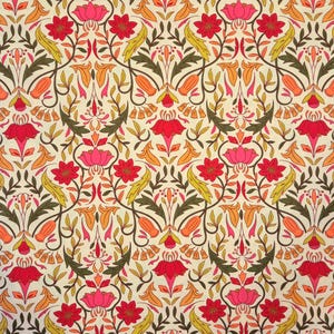 Può includere: Motivo floreale ripetuto con fiori rossi, rosa e arancioni, foglie e steli verdi e marroni, su sfondo crema. Il design è simmetrico e ornato, che ricorda una stampa tessile classica.