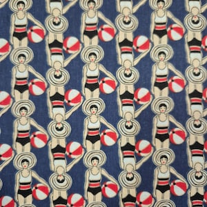 Könnte beinhalten: Ein sich wiederholendes Muster auf blauem Hintergrund zeigt Figuren von Frauen in Vintage-Badeanzügen und Sonnenhüten, die jeweils einen rot-weißen Strandball halten. Die Badeanzüge sind schwarz und weiß mit roten Akzenten. Das Gesamtthema ist eine Retro-Strandszene.