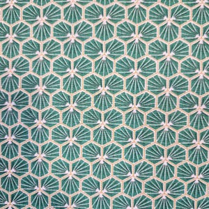 Könnte beinhalten: Ein Stoff mit einem sich wiederholenden geometrischen Muster aus grünen Sechsecken, die mit dünnen gelben Linien umrandet sind. In jedem Sechseck strahlen weiße Linien vom Mittelpunkt zu den Rändern aus und erzeugen einen fächerartigen Effekt.