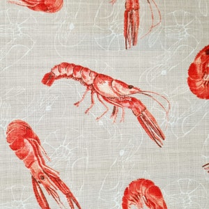 Könnte beinhalten: Nahaufnahme eines Stoffes mit einem sich wiederholenden Muster aus roten Garnelen-Illustrationen auf hellgrauem Hintergrund. Die Garnelen sind detailliert mit sichtbaren Beinen und Antennen. Weiße, abstrakte Linienkunst ist ebenfalls vorhanden.
