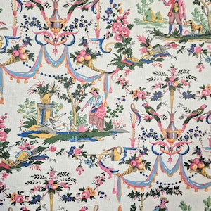 Può includere: Tessuto color crema con un motivo ripetuto di scene pastorali, composizioni floreali e nastri decorativi. Il design presenta figure in abiti d'epoca, uccelli e cesti di frutta, nelle tonalità del rosa, blu, giallo e verde.