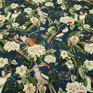 Könnte beinhalten: Ein blauer Stoff mit einem sich wiederholenden Muster aus Affen, Papageien und Blumen. Die Blumen sind weiß mit gelben Zentren und die Blätter sind grün. Die Affen sind braun und die Papageien sind grau und weiß.