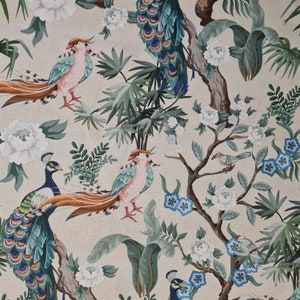 Pu&ograve; includere: Un tessuto beige con un motivo ripetitivo di pavoni, uccelli e disegni floreali. I pavoni sono blu e verdi con motivi intricati. Gli uccelli sono arancioni, marroni e bianchi. I fiori sono bianchi e rosa.