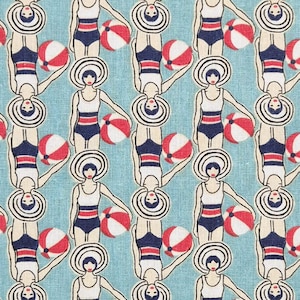 Könnte beinhalten: Ein sich wiederholendes Muster auf hellblauem Hintergrund zeigt stilisierte Figuren von Frauen in Vintage-Badeanzügen und Sonnenhüten, die rot-weiße Strandbälle halten. Die Badeanzüge haben marineblaue und rote Streifen. Das Design erinnert an ein Retro-Strand-Thema.