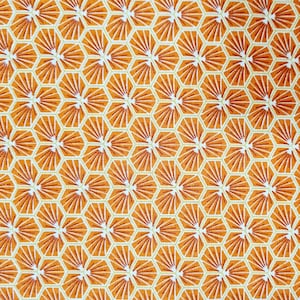 Könnte beinhalten: Orangefarbener und weißer Stoff mit einem sich wiederholenden geometrischen Muster aus Sechsecken mit einem Sonnenstrahlen-Design.