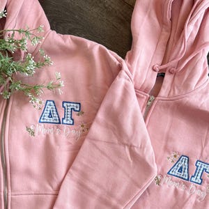 Custom Sorority Mom’s Day Greek Letter Applique Sweatshirt, Personalized Sorority Apparel, Sorority Gift, Embroidered Sweatshirt, gifts