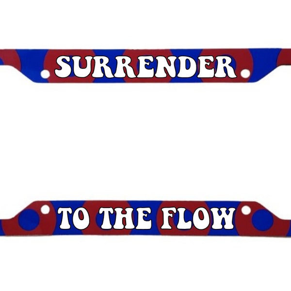 以下が含まれることがあります： 赤と青のナンバープレートフレームで、白い文字で「SURRENDER TO THE FLOW」と書かれています。フレームには赤と青の円形の模様があります。