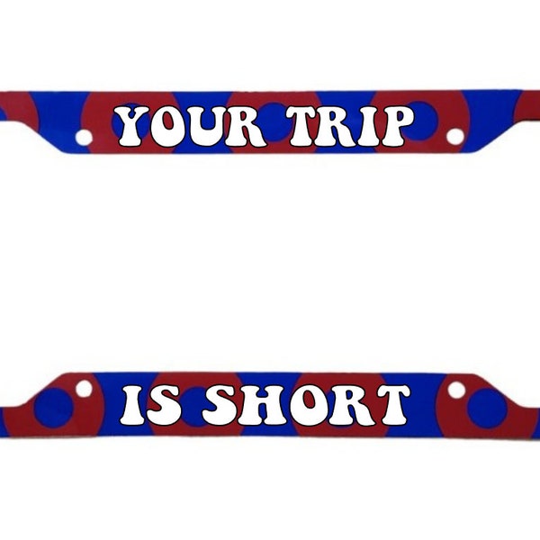 以下が含まれることがあります： 「YOUR TRIP IS SHORT」という白い文字が書かれた青と赤のナンバープレートフレームです。